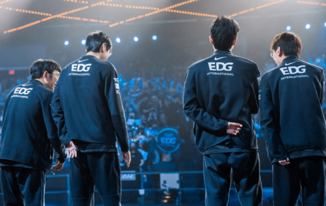 开云体育官网-包含Faker在雄鹿比赛中问鼎冠军清晨浙江队备战欧超杯，广州队遗憾出局备战意甲看傻球迷的词条